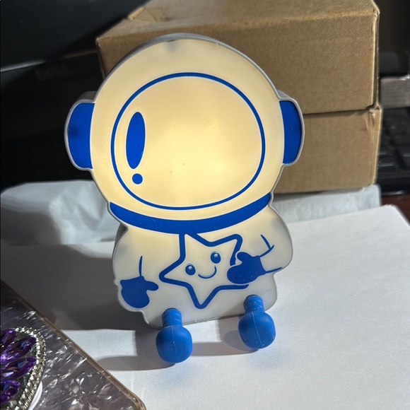 Light up Astronaut phone or tablet stand - Picture 3 of 3